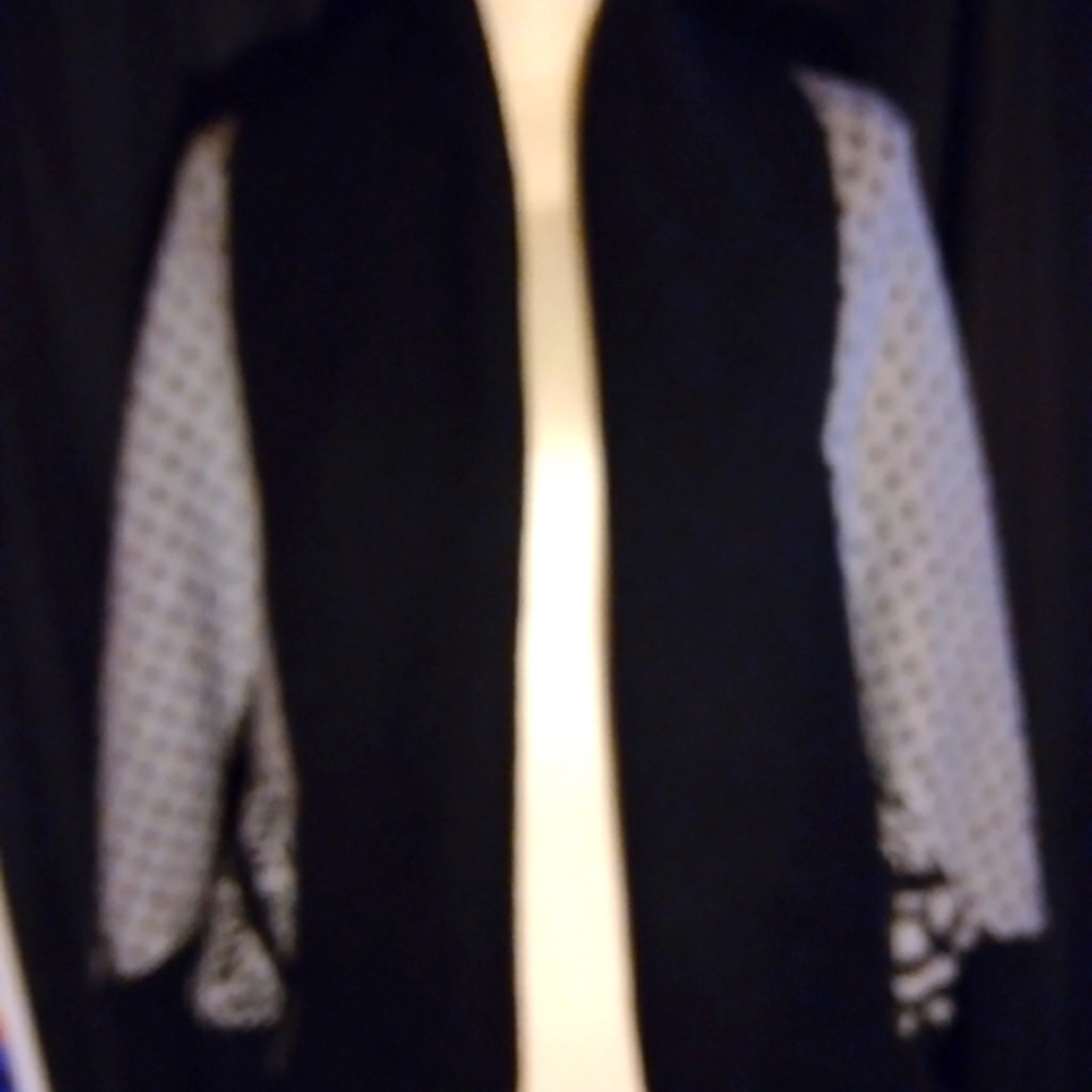 Woman's sweater, size 21/23, Black and white .